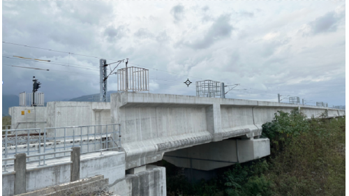 台鐵利嘉溪橋，總長418公尺，於知本站與康樂站間跨越利嘉溪（共20跨、跨距19.8公尺）。利嘉溪為臺東縣管之沖刷型河川，長期侵蝕之下致使原橋梁基礎裸露，嚴重處甚至逾10公尺，爰於2016年11月決議局部改線，另建雙軌橋梁。新建利嘉溪橋長455公尺，以40.5公尺跨距（共10跨）跨越利嘉溪。