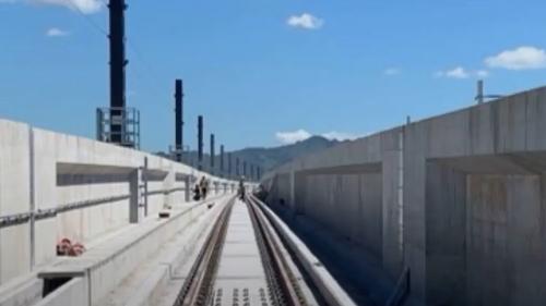台鐵利嘉溪橋，總長418公尺，於知本站與康樂站間跨越利嘉溪（共20跨、跨距19.8公尺）。利嘉溪為臺東縣管之沖刷型河川，長期侵蝕之下致使原橋梁基礎裸露，嚴重處甚至逾10公尺，爰於2016年11月決議局部改線，另建雙軌橋梁。新建利嘉溪橋長455公尺，以40.5公尺跨距（共10跨）跨越利嘉溪。
&nbsp;
