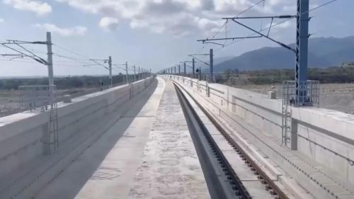 台鐵利嘉溪橋，總長418公尺，於知本站與康樂站間跨越利嘉溪（共20跨、跨距19.8公尺）。利嘉溪為臺東縣管之沖刷型河川，長期侵蝕之下致使原橋梁基礎裸露，嚴重處甚至逾10公尺，爰於2016年11月決議局部改線，另建雙軌橋梁。新建利嘉溪橋長455公尺，以40.5公尺跨距（共10跨）跨越利嘉溪。
&nbsp;