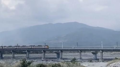 台鐵利嘉溪橋，總長418公尺，於知本站與康樂站間跨越利嘉溪（共20跨、跨距19.8公尺）。利嘉溪為臺東縣管之沖刷型河川，長期侵蝕之下致使原橋梁基礎裸露，嚴重處甚至逾10公尺，爰於2016年11月決議局部改線，另建雙軌橋梁。新建利嘉溪橋長455公尺，以40.5公尺跨距（共10跨）跨越利嘉溪。
&nbsp;