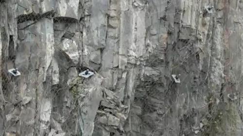 在電氣化工程施作前，先對路堤、路塹及邊坡擋土構造之安全，加以檢測及評估，並進行沿線邊坡變形及鬆脫防護結構補強改善；同時對具地質災害潛勢邊坡，增設長期安全監測系統，且視監測及調查結果，補強防護及擋土構造。
&nbsp;