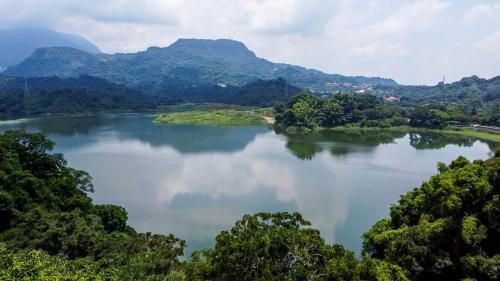 白河水庫位於台南市白河區，是一座在槽水庫，建造於1965年。水庫潭面面積約170公頃，設計蓄水量為2500萬噸，是一座具備灌溉、防洪與公共給水等用途的多功能水庫。
&nbsp;