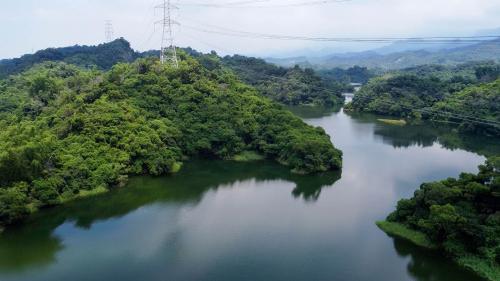 白河水庫位於台南市白河區，是一座在槽水庫，建造於1965年。水庫潭面面積約170公頃，設計蓄水量為2500萬噸，是一座具備灌溉、防洪與公共給水等用途的多功能水庫。
&nbsp;