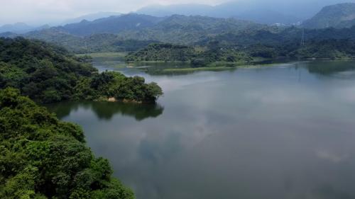 白河水庫位於台南市白河區，是一座在槽水庫，建造於1965年。水庫潭面面積約170公頃，設計蓄水量為2500萬噸，是一座具備灌溉、防洪與公共給水等用途的多功能水庫。
&nbsp;
