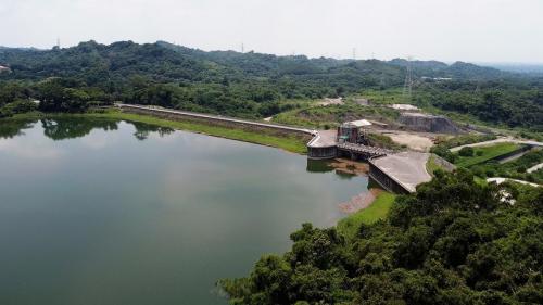 白河水庫之壩體為混凝土心牆滾壓式土壩，主壩壩高為42.8公尺，壩長210公尺。
&nbsp;