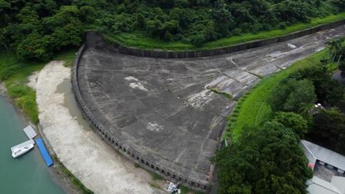 溢洪道為自然溢流式陡槽，頂端建有攔擋大型漂浮物之孔洞。當水庫水位超越標高58.18公尺時，即由溢洪道自然排入官田溪。
&nbsp;