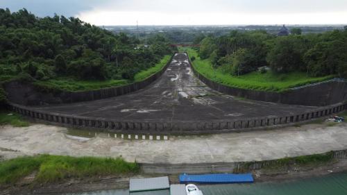 溢洪道為自然溢流式陡槽，頂端建有攔擋大型漂浮物之孔洞。當水庫水位超越標高58.18公尺時，即由溢洪道自然排入官田溪。
&nbsp;