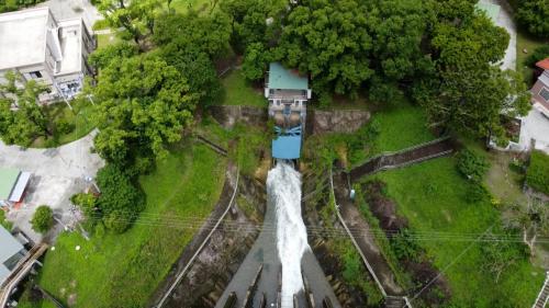 舊東口堰，設置之目的係截取曾文溪溪水經東口隧道流入烏山頭水庫供調節應用。東口進水口位於東口堰上游約40公尺處，最大進水量為每秒56.6噸。控制閘門後的隧道口設有一座緊急閘門。
&nbsp;