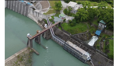 舊東口堰，設置之目的係截取曾文溪溪水經東口隧道流入烏山頭水庫供調節應用。東口進水口位於東口堰上游約40公尺處，最大進水量為每秒56.6噸。控制閘門後的隧道口設有一座緊急閘門。
&nbsp;
