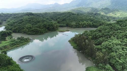 西口堰位於烏山頭水庫主流上游溪谷中，在西口堰的上游設有喇叭型豎坑提取原水，溪水流入豎坑時的景觀，被稱為「天井漩渦」。
&nbsp;