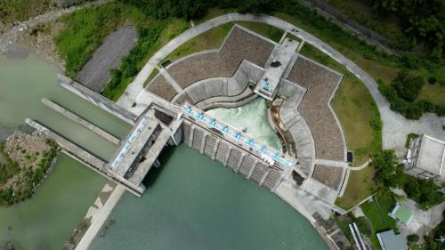 新東口攔河堰為垂直跌落式攔河堰，取水口為臥箕式，設有8座捲揚式水門。
&nbsp;