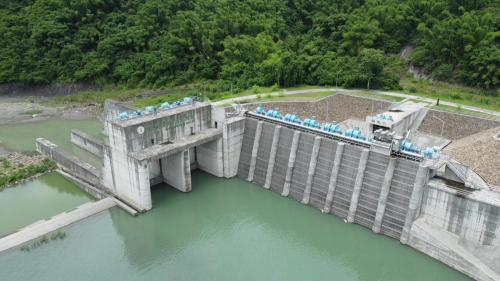新東口攔河堰為垂直跌落式攔河堰，取水口為臥箕式，設有8座捲揚式水門。
&nbsp;