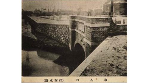 竹寮取水站取水口，取高屏溪地表水及伏流水經集水井，由唧筒室（抽水機室)加壓至２公里外的小平頂水源地。
&nbsp;