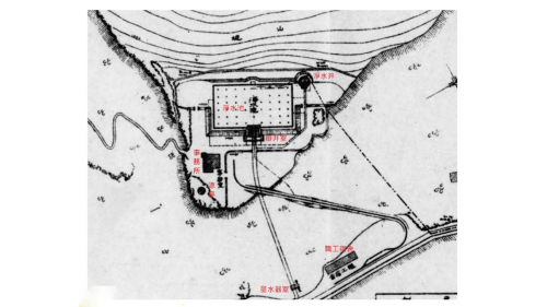 打狗淨水池又稱壽山配水池，於1913年完工，配水池內設施有淨水井、淨水池、瓣井室及量水器室，主要係接收儲存來自小坪頂水源地的淨水，經由瓣井室流至山下的量水器室，向市區配水，並於戲獅甲設海底管線，延伸至旗津，配水至旗後市區供居民使用。現已列為高雄市定古蹟。
&nbsp;