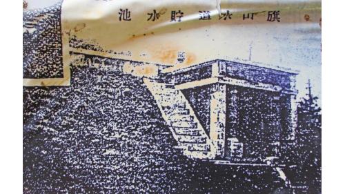 淨水池於1930年增建完成，位於過濾池左下方。淨水池上覆土設六處換氣孔，前方設一前室。整體建物是一座內長12.12米、寬9.09米、高5.5米的鋼筋混凝土構造物，周邊及其上方均覆土加以保護，頂部裝設六支鑄鐵造通氣管，正立面是仿西方古典樣式外觀。
&nbsp;