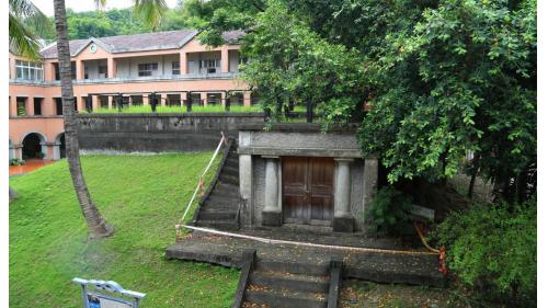 淨水池。因旗山人口增加，原旗山水道不敷使用，爰於1954年在旗山堤防處另開鑿取水，增設850噸的蓄水池，原旗山水道於1961年至1971年間廢棄。廢棄後，2001年原計畫將淨水池拆除改建為社福館，所幸在地方人士極力爭取下淨水池得以保存，另增建社福館，淨水池於2004年登錄為歷史建築。
&nbsp;