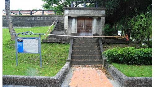 淨水池。因旗山人口增加，原旗山水道不敷使用，爰於1954年在旗山堤防處另開鑿取水，增設850噸的蓄水池，原旗山水道於1961年至1971年間廢棄。廢棄後，2001年原計畫將淨水池拆除改建為社福館，所幸在地方人士極力爭取下淨水池得以保存，另增建社福館，淨水池於2004年登錄為歷史建築。
&nbsp;