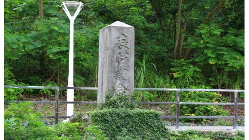 原旗山水道1926年水道完工後，旗山街役所為答謝旗山信用組合出資興建水道的貢獻所立的石碑，其構造是混凝土造，外覆洗石子。碑東面刻「表彰記念」、北面刻起工及竣工日期，「大正」字號被民眾改為「中華民國」、南面記載「責任有限旗山信用利用組合建設」。
&nbsp;