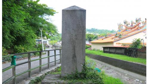 原旗山水道1926年水道完工後，旗山街役所為答謝旗山信用組合出資興建水道的貢獻所立的石碑，其構造是混凝土造，外覆洗石子。碑東面刻「表彰記念」、北面刻起工及竣工日期，「大正」字號被民眾改為「中華民國」、南面記載「責任有限旗山信用利用組合建設」。
&nbsp;