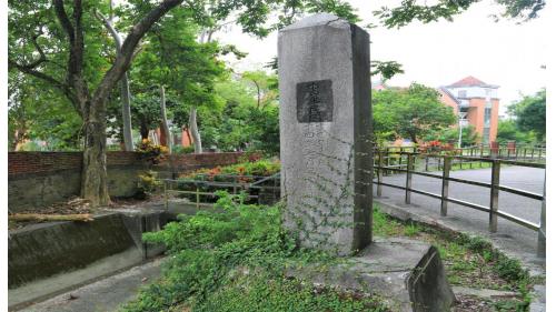 原旗山水道1926年水道完工後，旗山街役所為答謝旗山信用組合出資興建水道的貢獻所立的石碑，其構造是混凝土造，外覆洗石子。碑東面刻「表彰記念」、北面刻起工及竣工日期，「大正」字號被民眾改為「中華民國」、南面記載「責任有限旗山信用利用組合建設」。
&nbsp;