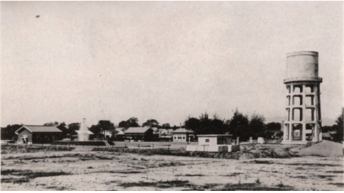 鳳山水道為在柴頭埤畔，於1934年完工，水源取至三個地下集水井，一個在水道內，另兩個在柴頭埤，原水以唧筒抽水至場內後，經氣曝、沈澱、過濾等程序，再將自來水抽上高架水塔，提供鳳山居民飲用水，每日出水量2400噸。水道內高聳的配水塔及會噴水的氣曝塔，為鳳山的地標，也是鳳山居民的共同記憶，如今因安全因素考量皆已拆除。
&nbsp;