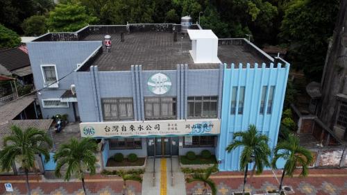 岡山水道興建於1925年，水源取自阿公店溪的百甲圳，後於1937年擴建高架水塔，水塔成為當時台灣建築技術史上之特殊技術，具建築工藝技術史研究價值，於2004公告為歷史建築，並為高雄縣歷史建築十景與臺灣歷史建築百景之一，是岡山地區的重要地標。
&nbsp;