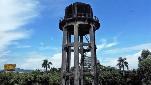 岡山水塔為鋼筋混凝土建築，高約30.9公尺，內徑5.4公尺、水深3公尺，滿水位標高25.4公尺，有效容量為113立方公尺，水槽內設有水位計建築主體仍保持完整，於2004公告為歷史建築，並為高雄縣歷史建築十景與臺灣歷史建築百景之一，是岡山地區的重要地標。
&nbsp;