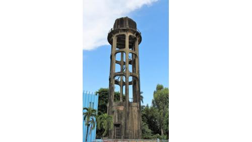 岡山水塔為鋼筋混凝土建築，高約30.9公尺，內徑5.4公尺、水深3公尺，滿水位標高25.4公尺，有效容量為113立方公尺，水槽內設有水位計建築主體仍保持完整，於2004公告為歷史建築，並為高雄縣歷史建築十景與臺灣歷史建築百景之一，是岡山地區的重要地標。
&nbsp;