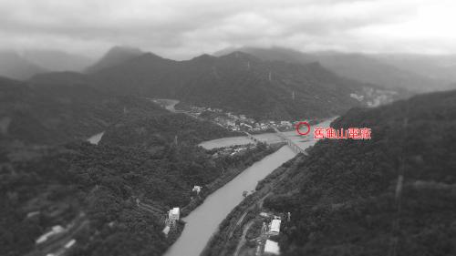 舊龜山電廠 (北勢溪南勢溪交會處)：總督府收購「台北電氣株式會社」後，隔月所管轄的官方「台北電氣作業所」成立。同年(1903年)開始興建龜山水力發電廠。