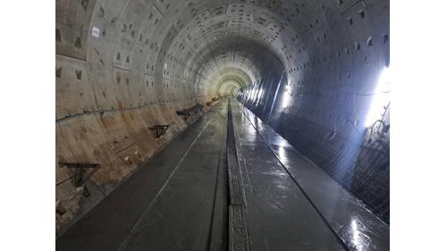 廣慈/奉天宮站開挖深度約為地下10層樓，路線延伸至緊鄰台北盆地邊緣丘陵四獸山山麓，工程範圍自淺層泥沼之軟弱黏土到深層超硬岩盤，地質條件複雜，施工難度艱鉅。此工程目前正在施工中。【圖/上行抑拱混凝土作業】。
&nbsp;