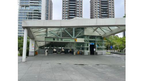 象山站為目前紅線之首站，因鄰近名勝象山而得名，為一地下二層車站，一座島式月台，共有三個出入口，站內設有「波浪型三段式電扶梯」，高度有13.38公尺，長度加上中間2公尺波浪平台，一共有28.76公尺，為台北捷運第二座有超長電扶梯的車站，與台北101/世貿站及市政府站，共同擔任信義計畫區的重要聯外捷運站。
&nbsp;