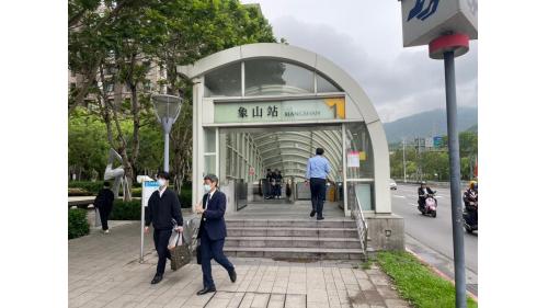 象山站為目前紅線之首站，因鄰近名勝象山而得名，為一地下二層車站，一座島式月台，共有三個出入口，站內設有「波浪型三段式電扶梯」，高度有13.38公尺，長度加上中間2公尺波浪平台，一共有28.76公尺，為台北捷運第二座有超長電扶梯的車站，與台北101/世貿站及市政府站，共同擔任信義計畫區的重要聯外捷運站。
&nbsp;