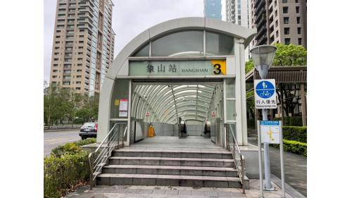 象山站為目前紅線之首站，因鄰近名勝象山而得名，為一地下二層車站，一座島式月台，共有三個出入口，站內設有「波浪型三段式電扶梯」，高度有13.38公尺，長度加上中間2公尺波浪平台，一共有28.76公尺，為台北捷運第二座有超長電扶梯的車站，與台北101/世貿站及市政府站，共同擔任信義計畫區的重要聯外捷運站。
&nbsp;