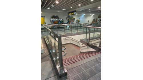 穿堂層公共區南側有一毋需付費區通道連通東、西兩端公共區。旅客購票進入付費區後，有 2 座樓梯及 2 部電扶梯可下至月台層，付費區中央設有 1部無障礙電梯，可提供行動不便者上下月台層使用。
&nbsp;