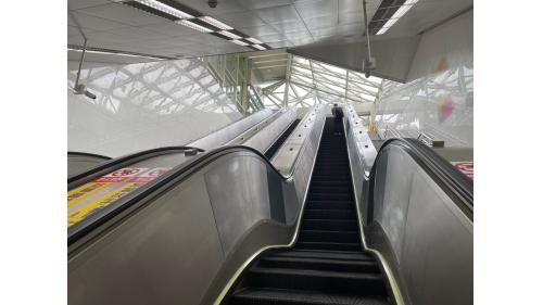象山站月台層主要包括信義線上下行軌道、月台及機電設備空間。月台層公共區全長 141m，寬 8.7m(不含軌道區)々設有 2 座樓梯及 2 部電扶梯。站內「波浪型三段式電扶梯」，高度有13.38公尺，長度加上中間2公尺波浪平台，一共有28.76公尺，為台北捷運第二座有超長電扶梯的車站。
&nbsp;