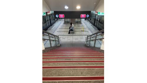 象山站月台層主要包括信義線上下行軌道、月台及機電設備空間。月台層公共區全長 141m，寬 8.7m(不含軌道區)々設有 2 座樓梯及 2 部電扶梯。站內「波浪型三段式電扶梯」，高度有13.38公尺，長度加上中間2公尺波浪平台，一共有28.76公尺，為台北捷運第二座有超長電扶梯的車站。
&nbsp;