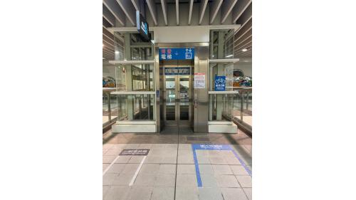 象山站月台層主要包括信義線上下行軌道、月台及機電設備空間。月台層公共區全長 141m，寬 8.7m(不含軌道區)々設有 2 座樓梯及 2 部電扶梯。站內「波浪型三段式電扶梯」，高度有13.38公尺，長度加上中間2公尺波浪平台，一共有28.76公尺，為台北捷運第二座有超長電扶梯的車站。
&nbsp;
