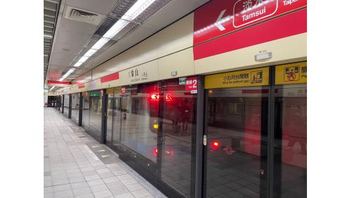 象山站月台層主要包括信義線上下行軌道、月台及機電設備空間，公共區全長 141m，寬 8.7m(不含軌道區)。設有 2 座樓梯及 2 部電扶梯。站內「波浪型三段式電扶梯」，高度有13.38公尺，長度加上中間2公尺波浪平台，一共有28.76公尺，為台北捷運第二座有超長電扶梯的車站。
&nbsp;