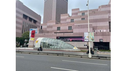 台北101/世貿站位於台北市信義區，是東區精華地段，此站為台北捷運第一個雙站名車站，亦是首個名稱中帶有阿拉伯數字及標點符號的車站。為地下二層車站，一座島式月台，地下一層為穿堂層，地下二層為月台層。站體長約 186m、寬約 25m，開挖深度約24m。
&nbsp;