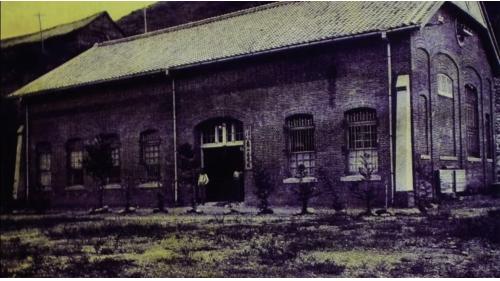 舊龜山電廠:日治時期1902年龜山新店溪水力電廠興建、1905 年10月完工運轉，在當時是全台灣第一座水力發電機組。1943年功成身退，見證著百年前台灣最初的電力。