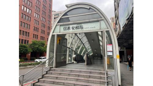 車站位於信義路四段通安里、敦煌里、敦安里與義安里交界處，安和路口東側，也因此而得名。車站構造為地下二層車站，一座島式月台，五個出入口。【圖/出口1，位於安和路側】
&nbsp;