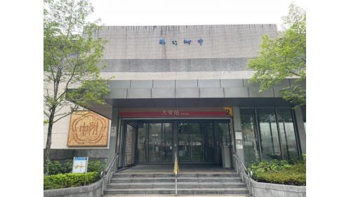 本站位於新生南路與建國南路間之亯義路三段道路下方。距東門站（R10）約 667m，距大安站(R05)(BR09)（R08）約 782m，為地下二層島式月台車站，地下一層為穿堂層，地下二層為月台層。覆土深度約 6.6m，車站長約226m、寬約 22m。出入口及通風井〆共設置 6 處出入口、3 座無障礙電梯、2 座通風井。
&nbsp;