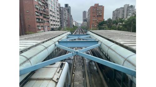 以「光影交會」－地下與地上的對話為主題，詴著將大安站(R05)(BR09)地下與高架交會之地理特性融入空間，並將光、影的意象呈現。
&nbsp;