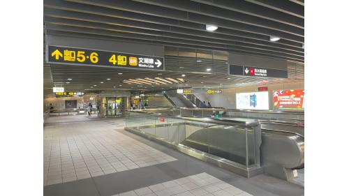 穿堂層公共區北側有一毋需付費區通道連通東、西兩端公共區。旅客購票進入付費區後，有 2 座樓梯及 5 部電扶梯可下至月台層，付費區中央設有 2部無障礙電梯，可提供行動不便者上下月台層使用。
&nbsp;
