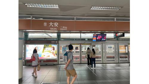 月台層主要包括信義線上、下行軌道、月台及機電設備空間。月台層公共區全長 141m，寬 11.45m（不含軌道區），月台層設置 3 座樓梯及 7 部電扶梯。
&nbsp;
