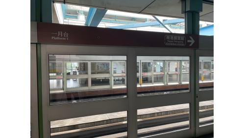 月台層主要包括信義線上、下行軌道、月台及機電設備空間。月台層公共區全長 141m，寬 11.45m（不含軌道區），月台層設置 3 座樓梯及 7 部電扶梯。
&nbsp;