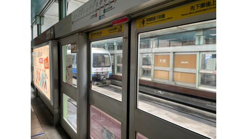 月台層主要包括信義線上、下行軌道、月台及機電設備空間。月台層公共區全長 141m，寬 11.45m（不含軌道區），月台層設置 3 座樓梯及 7 部電扶梯。
&nbsp;