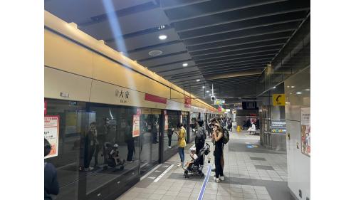 月台層主要包括信義線上、下行軌道、月台及機電設備空間。月台層公共區全長 141m，寬 11.45m（不含軌道區），月台層設置 3 座樓梯及 7 部電扶梯。
&nbsp;