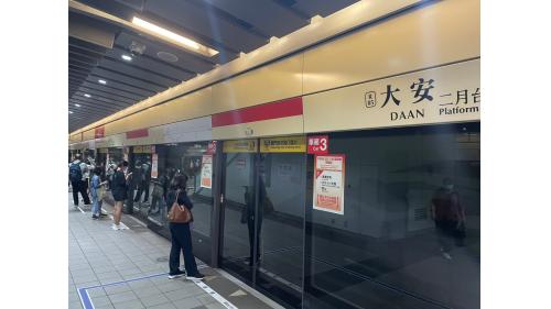 月台層主要包括信義線上、下行軌道、月台及機電設備空間。月台層公共區全長 141m，寬 11.45m（不含軌道區），月台層設置 3 座樓梯及 7 部電扶梯。
&nbsp;