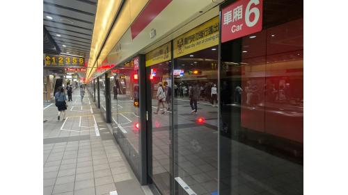 月台層主要包括信義線上、下行軌道、月台及機電設備空間。月台層公共區全長 141m，寬 11.45m（不含軌道區），月台層設置 3 座樓梯及 7 部電扶梯。
&nbsp;